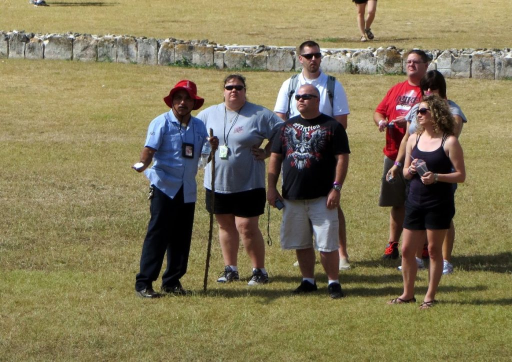 Guías turísticos con un grupo de turistas