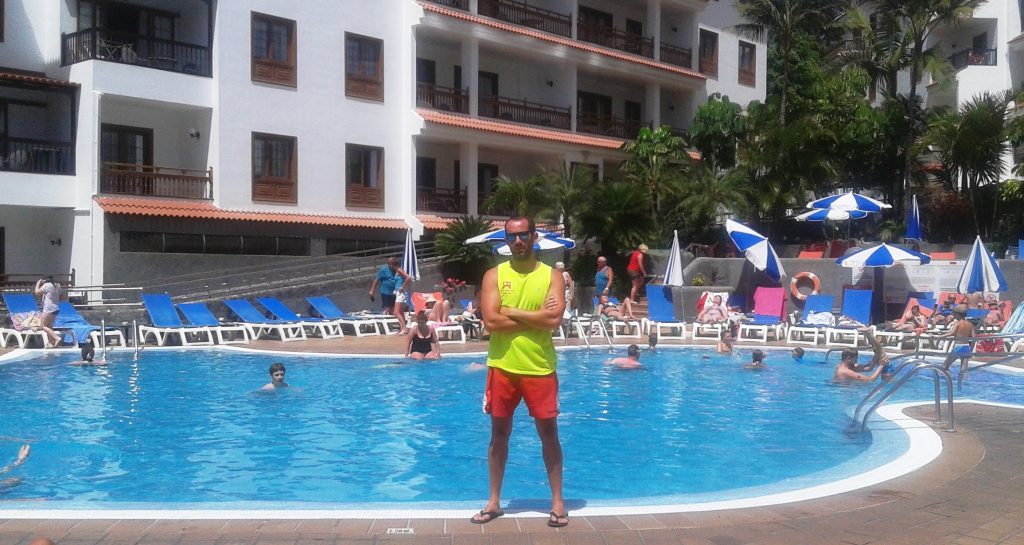 Yeray Rodríguez en la piscina de Apartamentos Casablanca en el Puerto de la Cruz, Tenerife