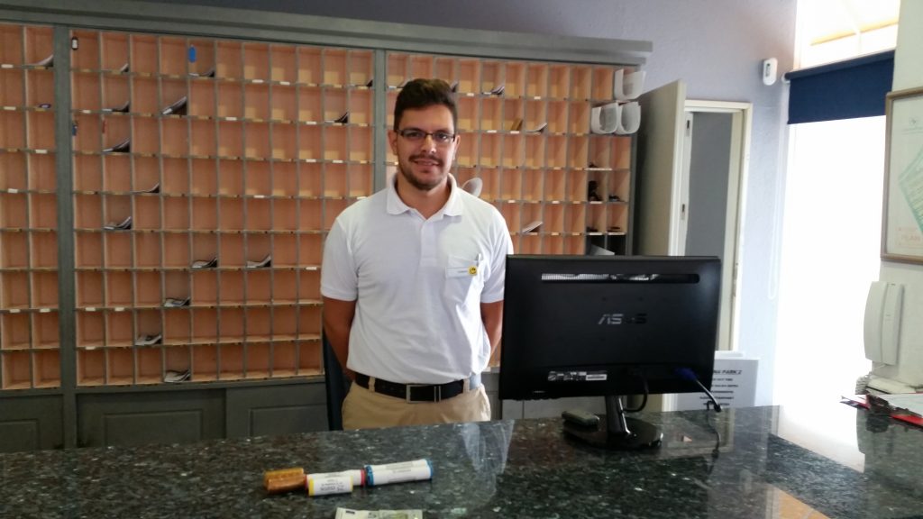 Yermaín Chinea, recepcionista de Apartamentos Laguna Park 2