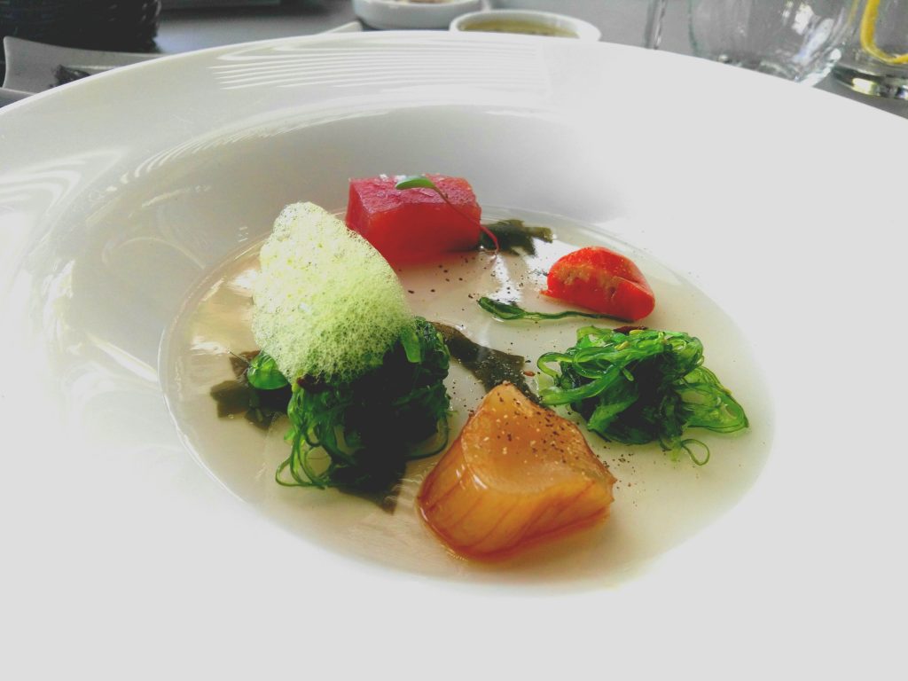 Ensalada de marisco y wakame en el restaurante Las Rocas del hotel Jardín Tropical